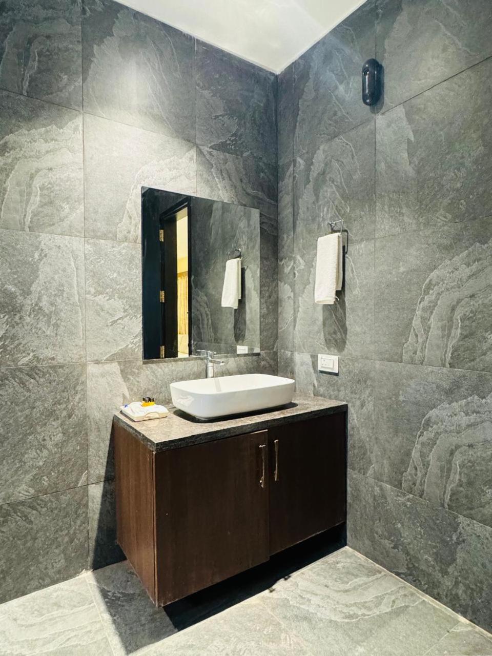 Mstays Ecr By Mirabilis Hotel Chennai Esterno foto
